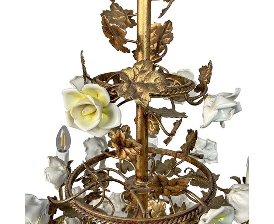 Lampadario in metallo dorato con rose in porcellana, inizio XX secolo