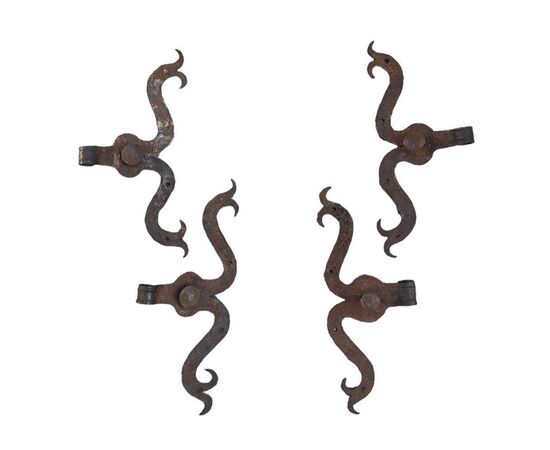 4 Cerniere di porta a baffo in ferro forgiato  Lombardia inizio XVIII secolo