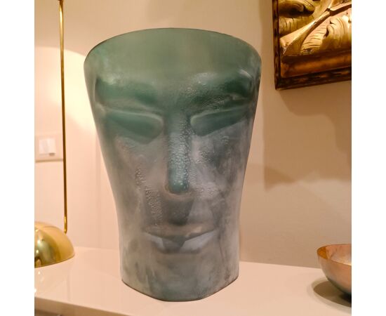 Esplorando l'Eleganza: Il Raffinato Vaso Veneziano in Vetro Satinato con Volto di Uomo verde smeraldo