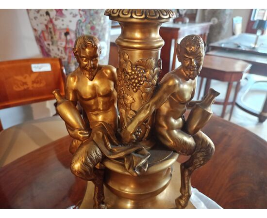 Lampada in bronzo dorato con coppia di satiri 