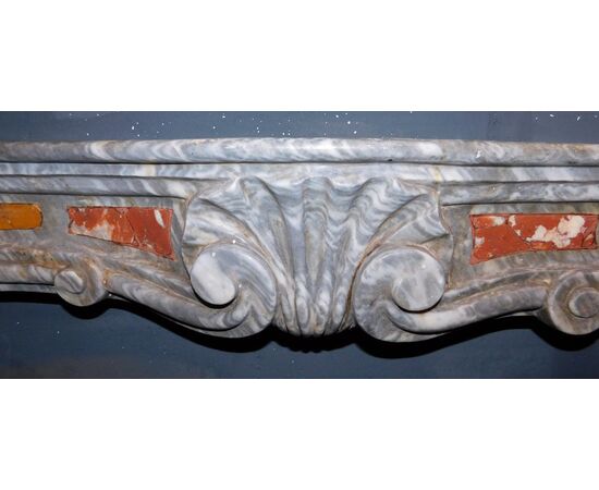 CHM837 - Camino in marmo intarsiato, epoca '700, cm L 116 x H 106 x P 13
