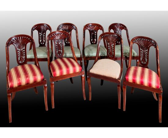 Set composto da quattordici sedie e due poltrone in mogano prima metà del XIX secolo