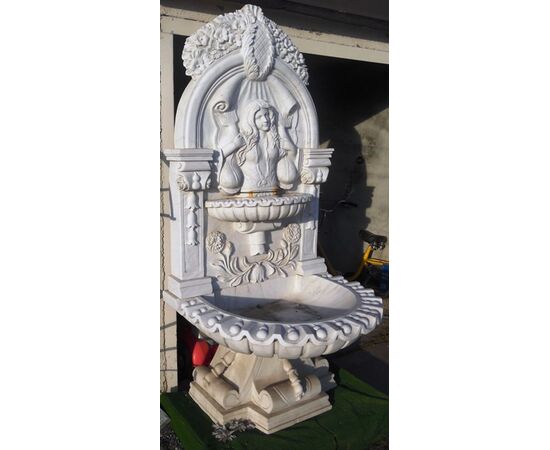 Fontana in marmo bianco L. 102 cm - P. 90 cm H. 210 cm