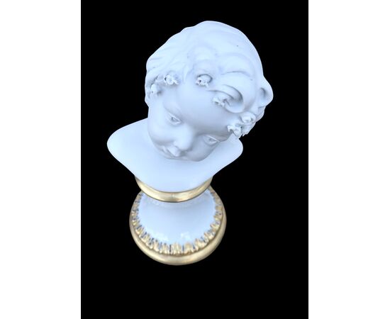 Busto di fanciullo in porcellana bisquit con dettagli in oro.Manifattura Ginori.