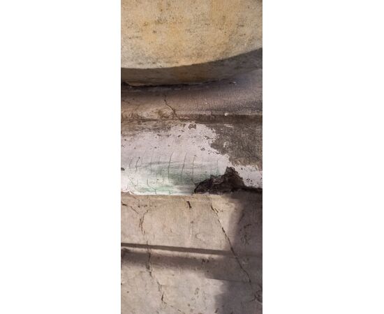 Vasca in marmo di Carrara rotonda poggiante su un pilastrino