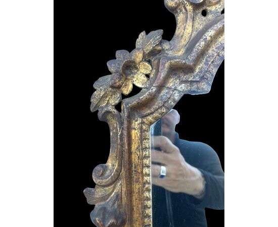 Coppia di specchiere in legno intagliato e dorato con motivi floreali e rocaille.Venezia.