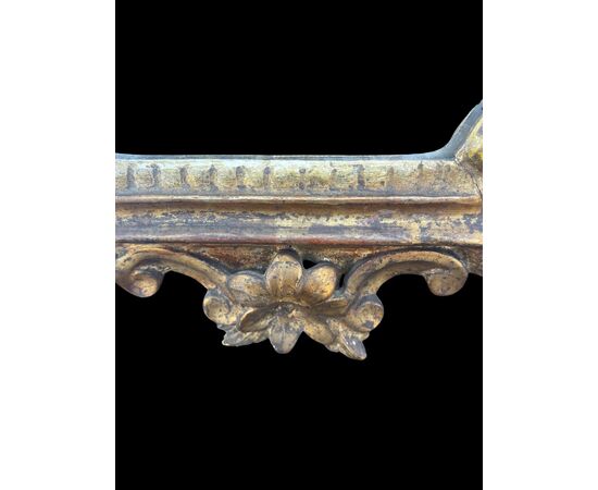Coppia di specchiere in legno intagliato e dorato con motivi floreali e rocaille.Venezia.