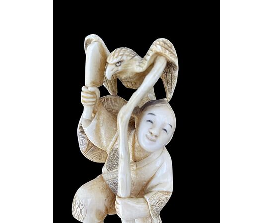 Scultura in avorio ‘okimono’ragfigurabte due personaggi maschili con aquila.Giappone.