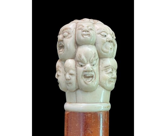 Bastone con pomolo in avorio scolpito con maschere della commedia dell’arte.Giappone.