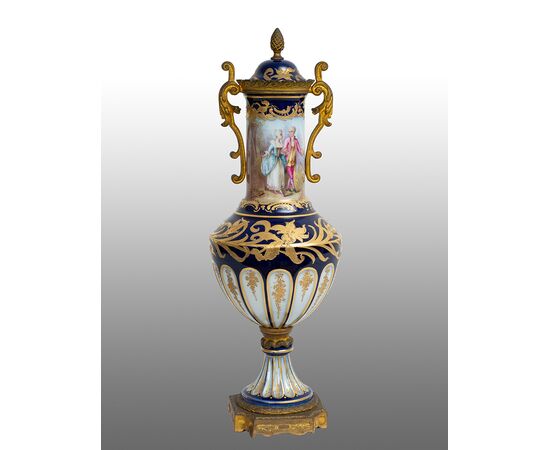 Vaso antico Napoleone III Francese in porcellana di Sevres con innesti di elementi in bronzo dorato. Periodo XIX secolo.