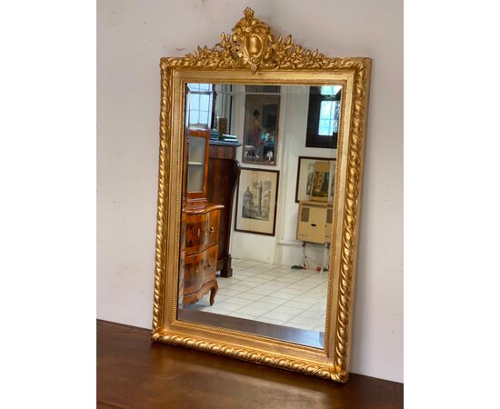 Specchiera dorata con stemma . Lombardia XIX secolo 