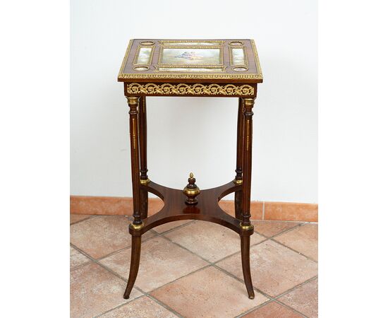 Tavolino antico Napoleone III Francese in mogano con innesti di placche in porcellana di Sevres. Periodo XIX secolo.