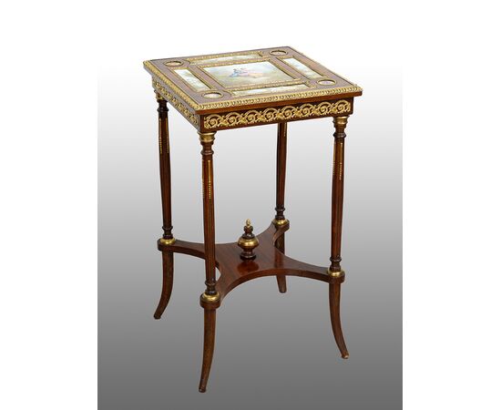 Tavolino antico Napoleone III Francese in mogano con innesti di placche in porcellana di Sevres. Periodo XIX secolo.