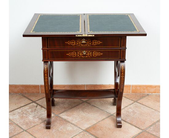 Tavolino da gioco antico Smith Napoletano in piuma di mogano con innesti di intarsio in acero. Periodo XIX secolo.