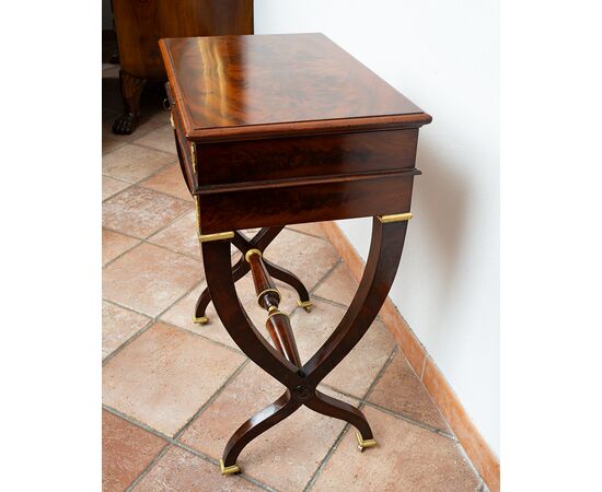 Tavolino antico da lavoro Impero Francese in piuma di mogano con innesti di elementi in bronzo dorato. Periodo XIX secolo.