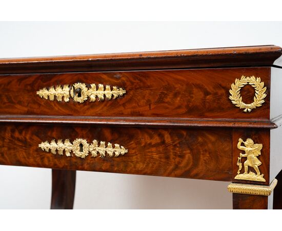 Tavolino antico da lavoro Impero Francese in piuma di mogano con innesti di elementi in bronzo dorato. Periodo XIX secolo.
