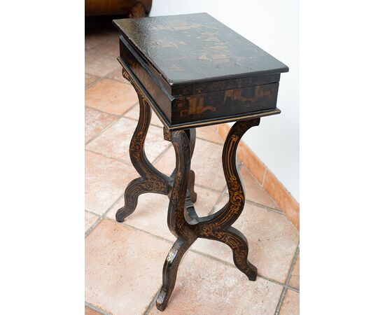 Tavolino antico da lavoro Cinese Papier Mache appartenente alla fine del XIX secolo.
