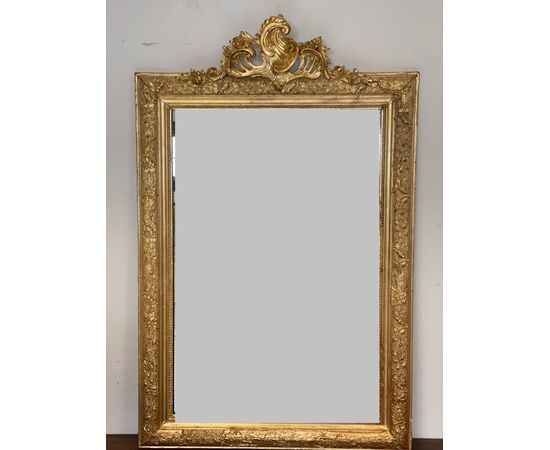 Specchiera lombarda dorata e intagliata con cimasa traforata.  XIX secolo  