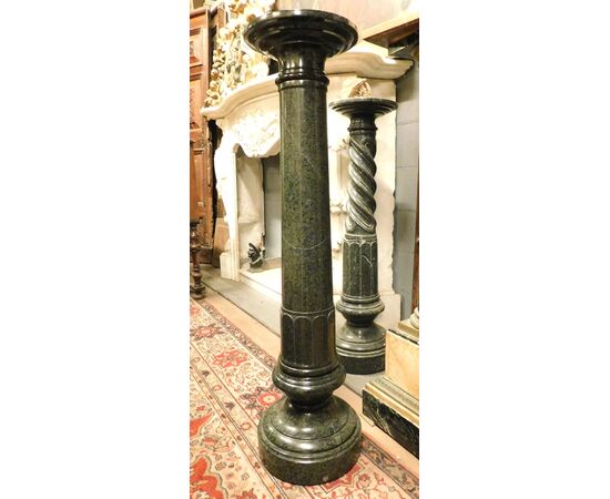  DARS619 - Colonna scolpita in marmo Verde Alpi, mis. circ. 30 x H 110