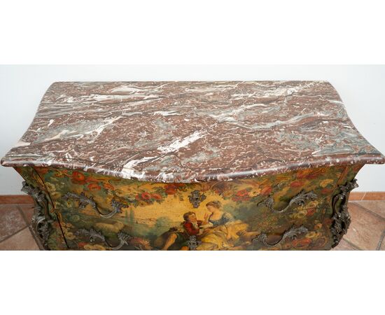 Cassettone antico Napoleone III Francese in legno laccato e dipinto con piano in marmo rosso Francia. Periodo XIX secolo.