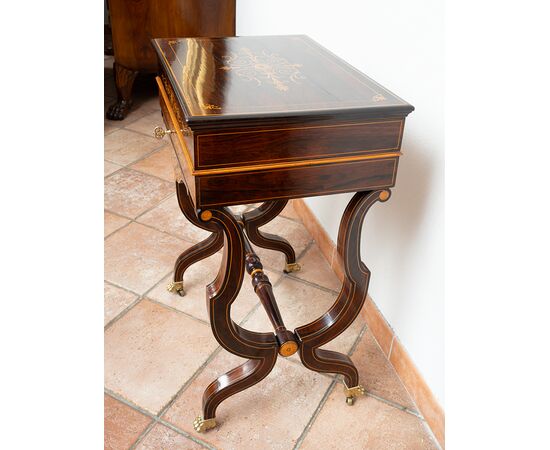 Tavolino da lavoro antico Carlo X Francese in legno esotico pregiato con innesti di intarsio in acero. Periodo inizio XIX secolo.
