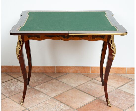 Tavolino da gioco antico Napoleone III Francese in legni policromi con innesti di elementi in bronzo dorato. Periodo XIX secolo.