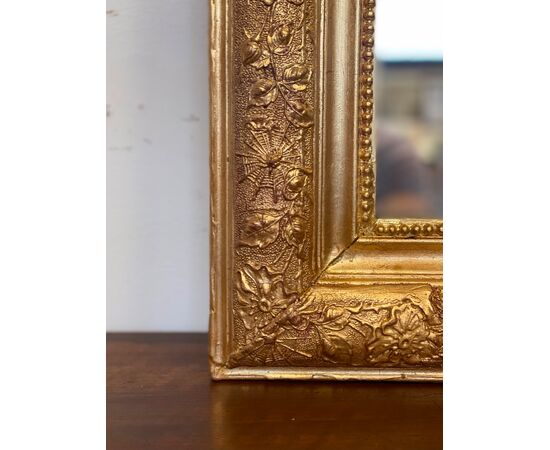 Specchiera lombarda dorata e intagliata con cimasa traforata.  XIX secolo  