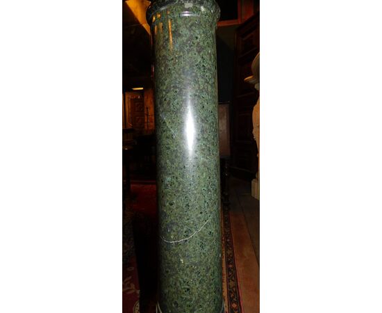  DARS619 - Colonna scolpita in marmo Verde Alpi, mis. circ. 30 x H 110