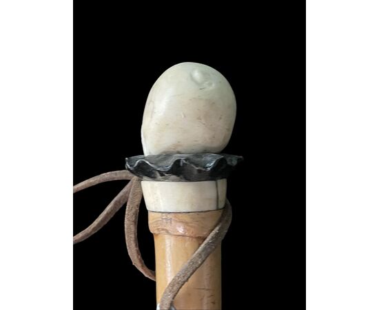 bastone con pomolo in avorio  e ebano raffigurante testa di figura grottesca.Canna in legno di bambu’.