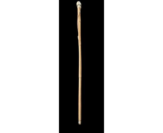 bastone con pomolo in avorio  e ebano raffigurante testa di figura grottesca.Canna in legno di bambu’.
