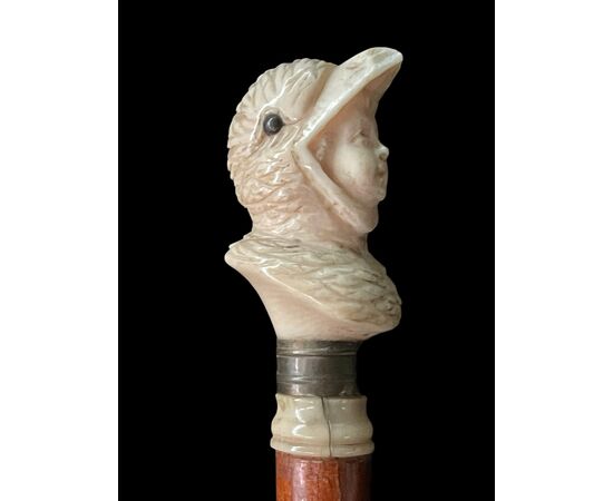 Bastone con pomolo in avorio raffigurante busto di bimbo mascherato da uccello.