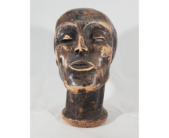 Scultura in terracotta raffigurante testa di africana