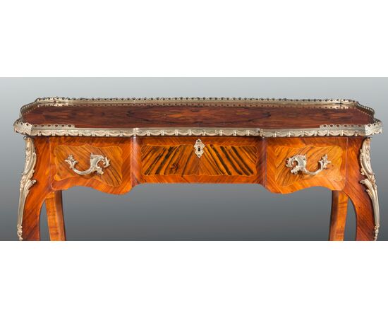 Tavolino da centro lastronato e intarsiato in legni diversi Francia XIX secolo