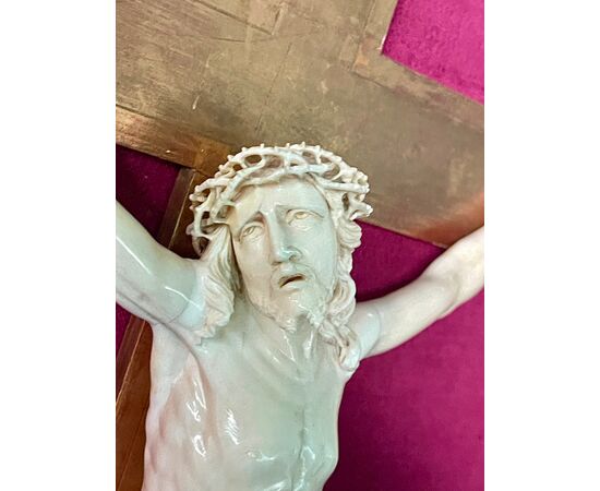  Cristo in avorio con cornice sagomata a motivi floreali,rocaille e foglia oro.