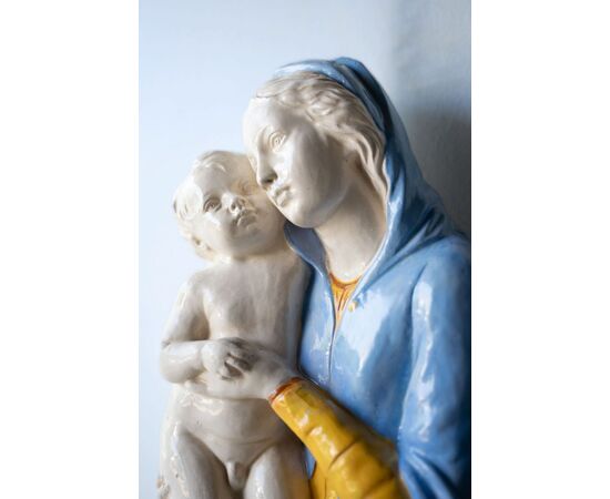 Madonna con bambino realizzata in ceramica di Deruta