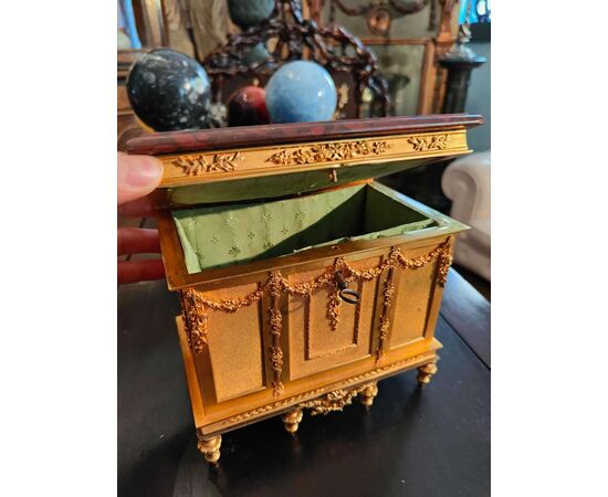 Bellissima scatola / porta gioielli in bronzo dorato