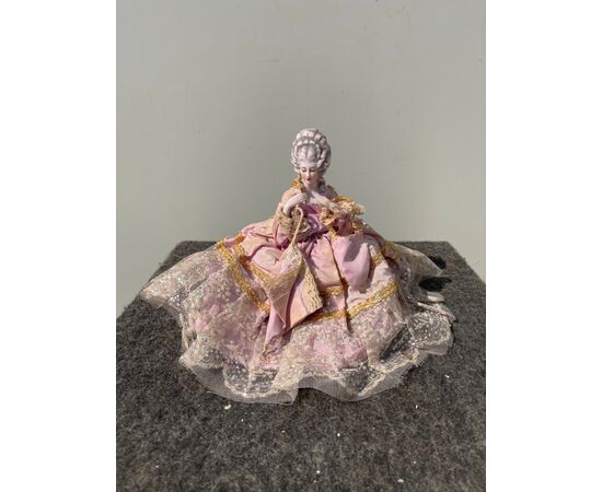 Scatola portacipria ‘half doll’ in porcellana con figura di dama con ombrellino .Francia o Germania.