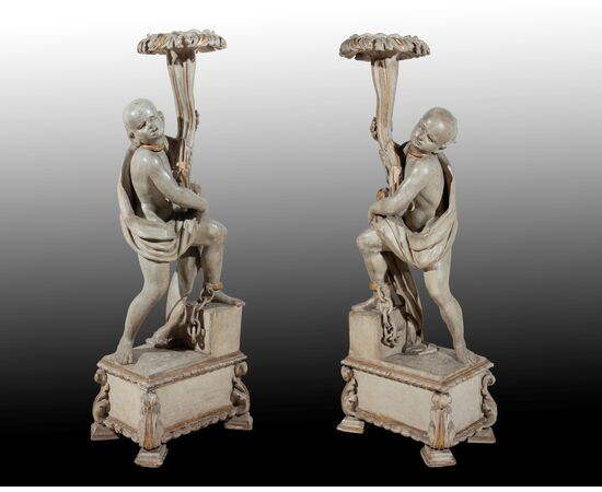 Coppia di sculture con moretti reggitorcia su base rettangolare in lacca chiara, Veneto, secolo XVIII/XIX