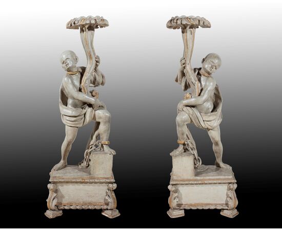 Coppia di sculture con moretti reggitorcia su base rettangolare in lacca chiara, Veneto, secolo XVIII/XIX