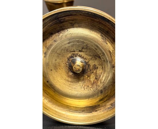 Coppia di candelieri Impero in bronzo dorato e patinato scuro.