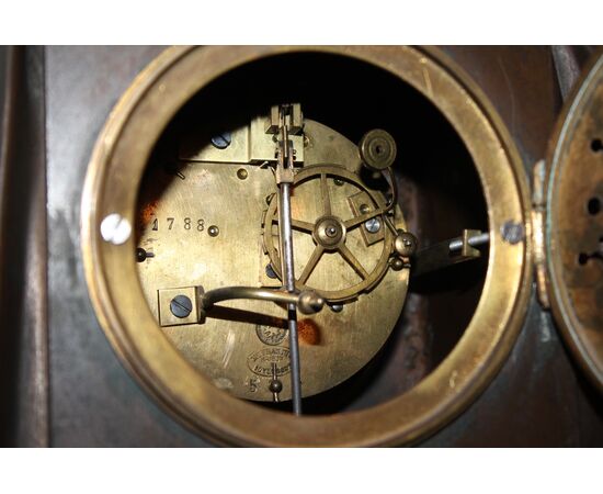 Importante e grande orologio da camino con due muse.  Seconda metà del XIXsec. bottega parigina