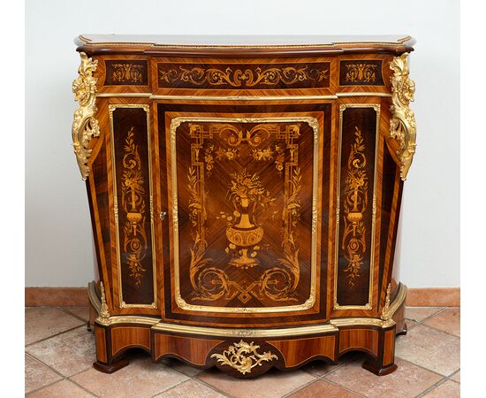 Credenza antica Napoleone III Francese in legni esotici pregiati con innesti di elementi in bronzo dorato. Periodo XIX secolo.