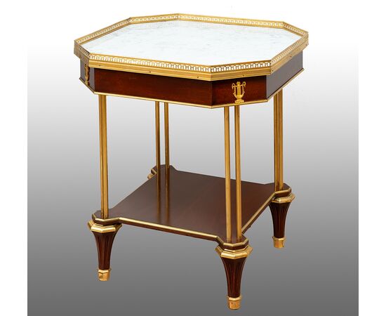 Tavolino antico ottagonale Napoleone III in mogano con innesti di elementi in bronzo dorato. Francia XIX secolo.