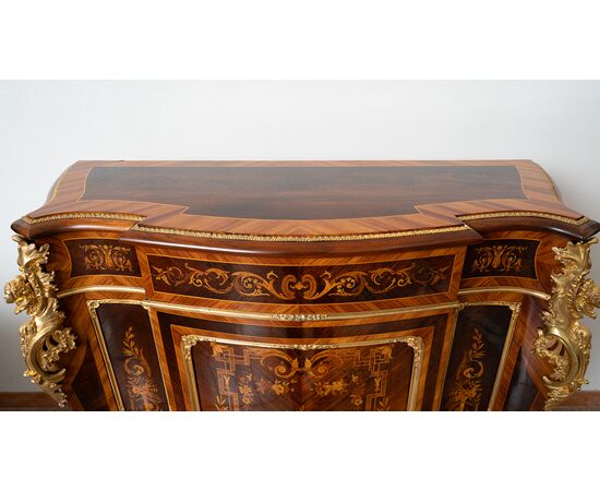 Credenza antica Napoleone III Francese in legni esotici pregiati con innesti di elementi in bronzo dorato. Periodo XIX secolo.