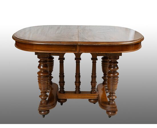 Tavolo antico Enrico II Francese in massello di noce appartenente alla seconda metà del XX secolo.