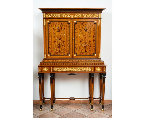 Credenza antica doppio corpo in legni esotici pregiati con innesti di elementi in bronzo dorato. Inizio XX secolo.