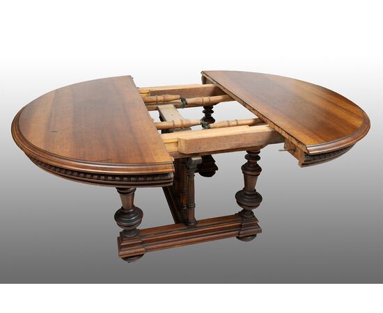 Tavolo antico ovale Enrico II in massello di noce. Francia XIX secolo.