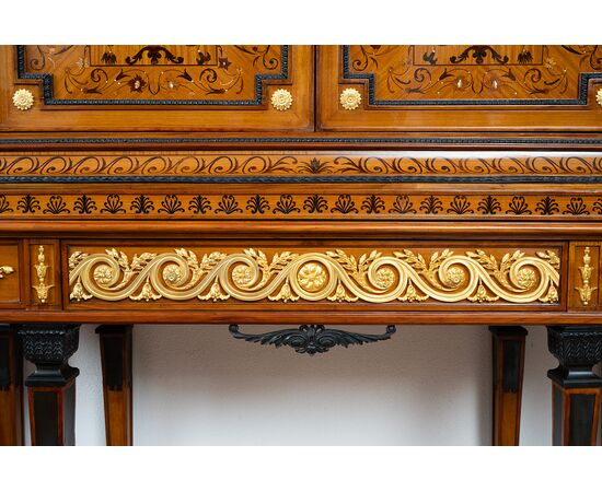 Credenza antica doppio corpo in legni esotici pregiati con innesti di elementi in bronzo dorato. Inizio XX secolo.