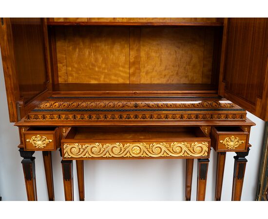 Credenza antica doppio corpo in legni esotici pregiati con innesti di elementi in bronzo dorato. Inizio XX secolo.