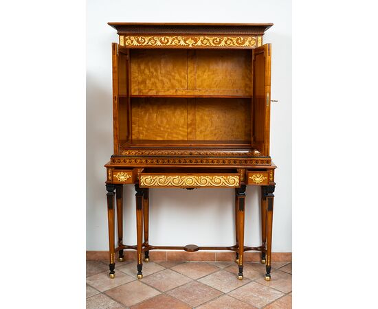 Credenza antica doppio corpo in legni esotici pregiati con innesti di elementi in bronzo dorato. Inizio XX secolo.